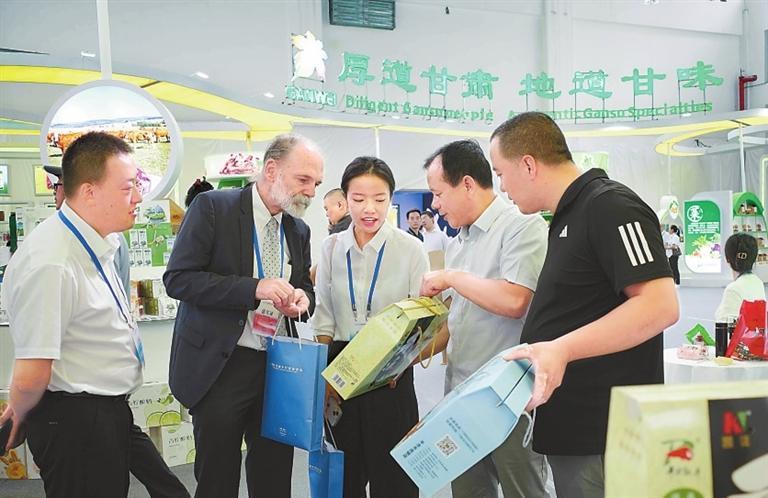 2023美丽乡村国际论坛在陇南市康县举行 任振鹤出席并致辞 邓小刚作主旨演讲