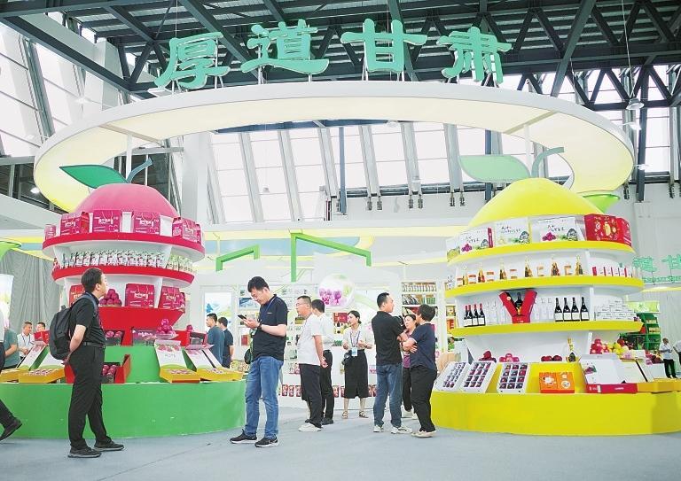 2023美丽乡村国际论坛在陇南市康县举行 任振鹤出席并致辞 邓小刚作主旨演讲